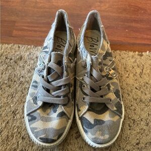 Size 9 Blowfish Pull-On shoes
